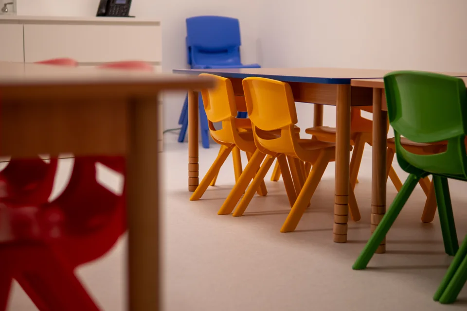 Farebné detské stoličky – Detské centrum Otvorené dvere
