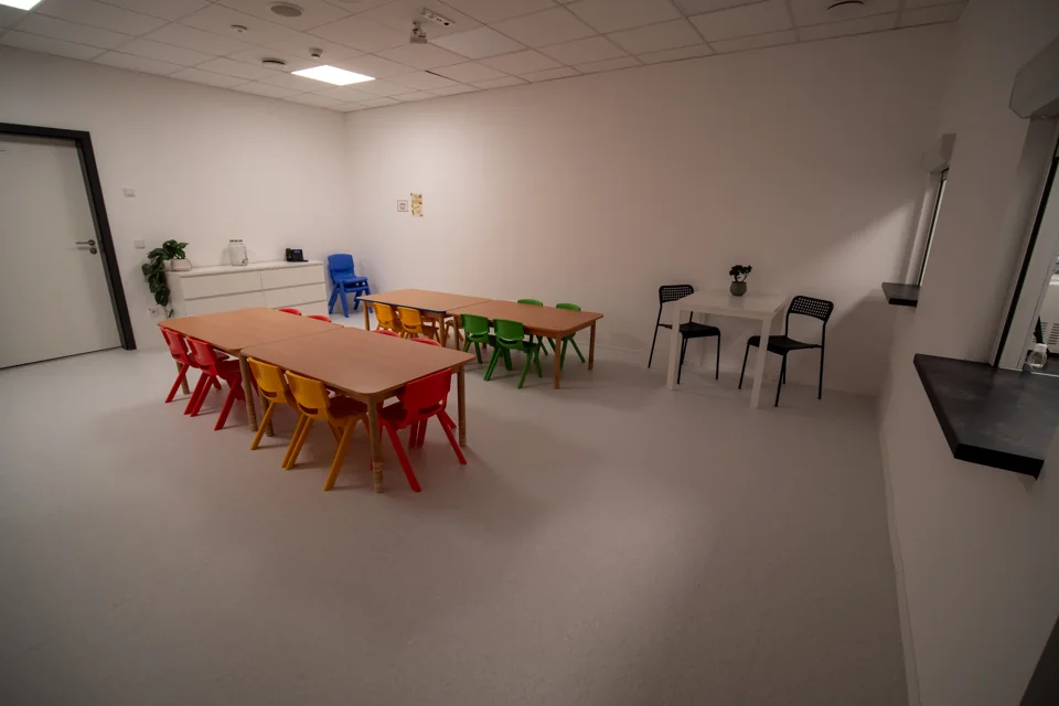 Miestnosť s detskými stolíkmi – Detské centrum Otvorené dvere