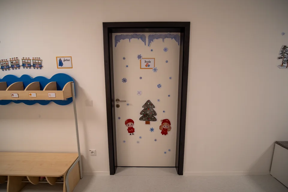 Detail šatne pri vstupe – Detské centrum Otvorené dvere