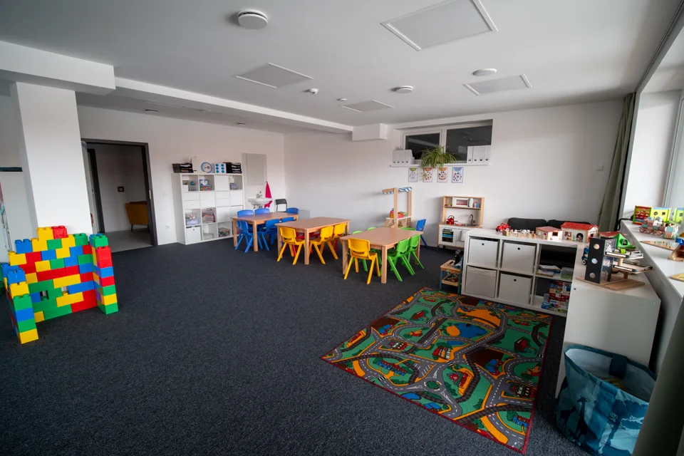 Herňa so stolíkmi a hračkami – Detské centrum Otvorené dvere