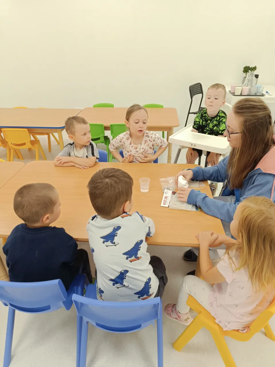 Spoločná aktivita detí s pani učiteľkou