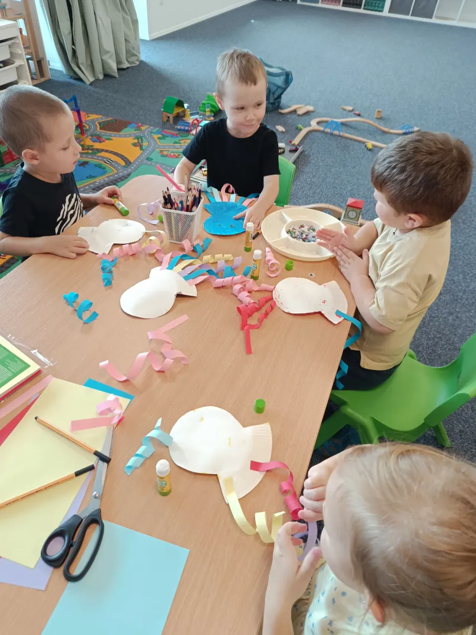 Deti vyrábajú farebné papierové dekorácie