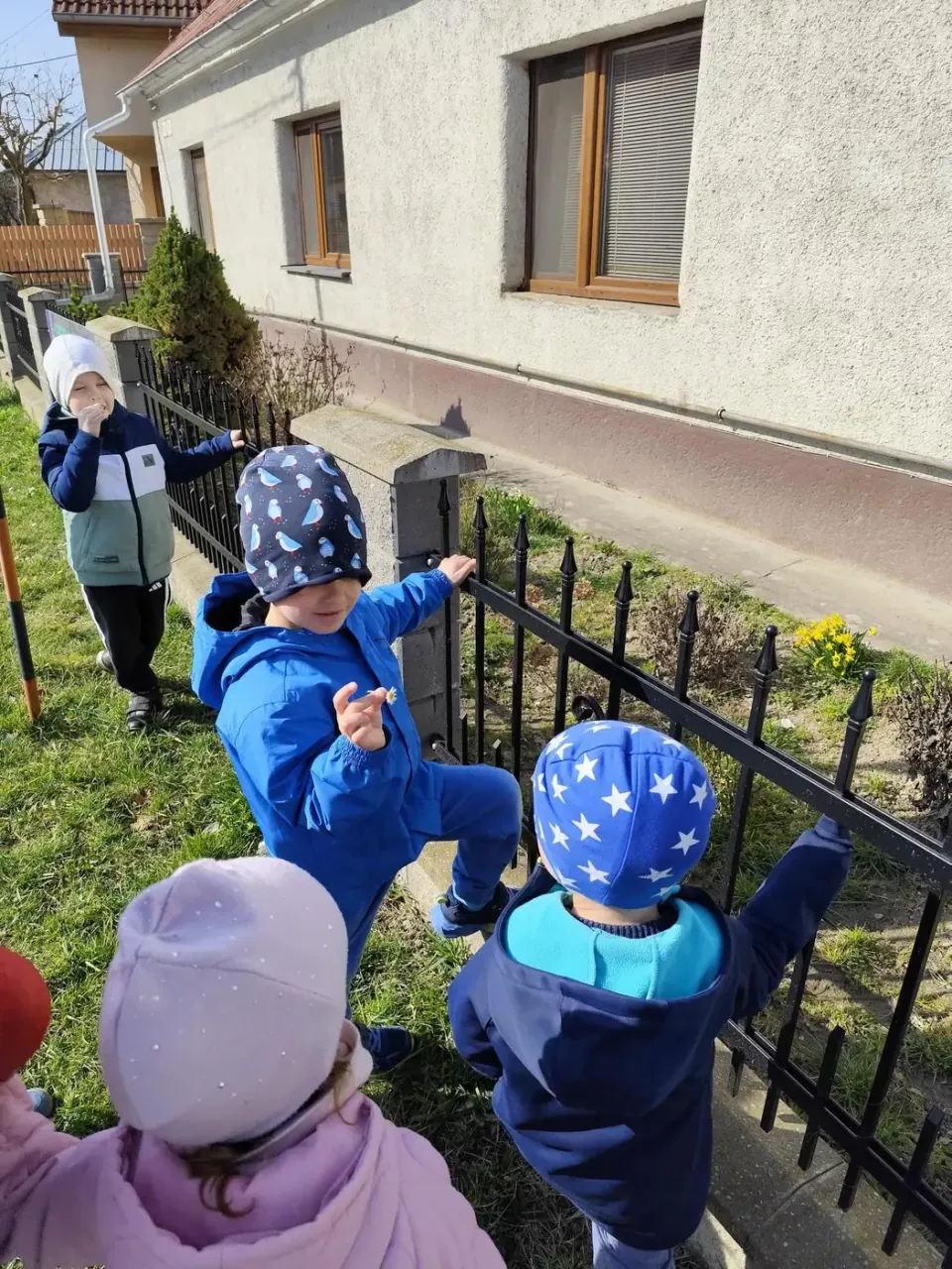Deti počas pobytu vonku pri Detskom centre Otvorené dvere