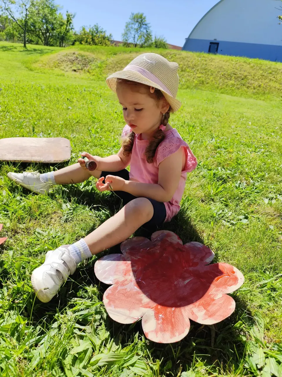 Dieťa tvorí veľký farebný kvet počas pobytu vonku
